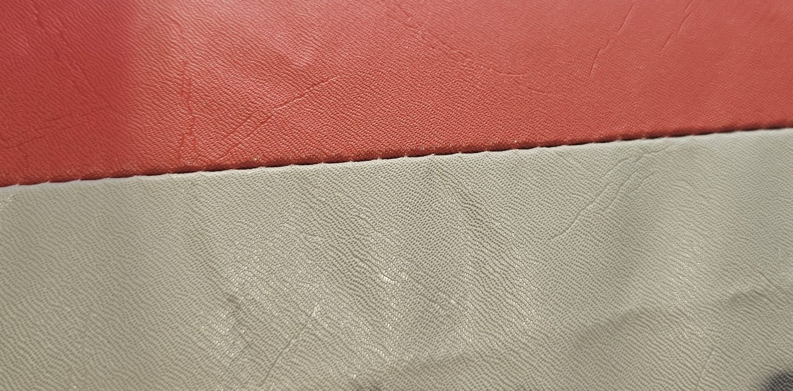 Gros plan sur les coutures d’une structure gonflable Air et Volume, toile rouge et grise