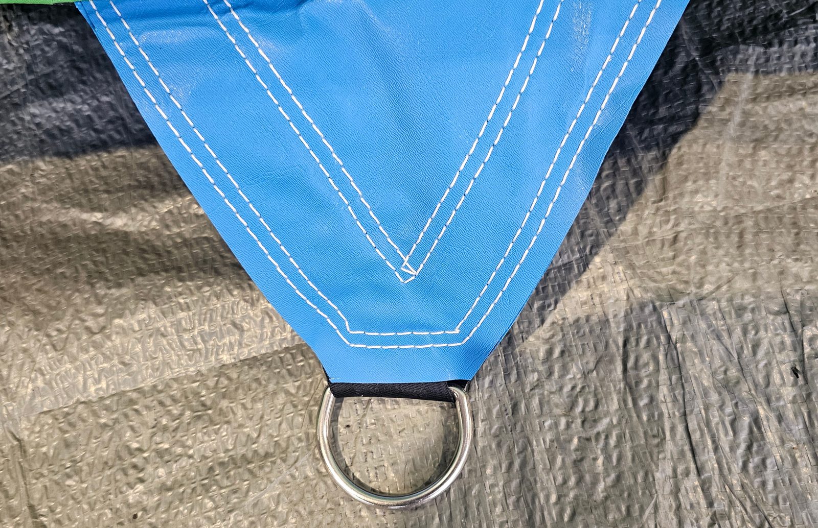 Point d’ancrage : anneau soudé au coin d’une toile bleue aux coutures doublées