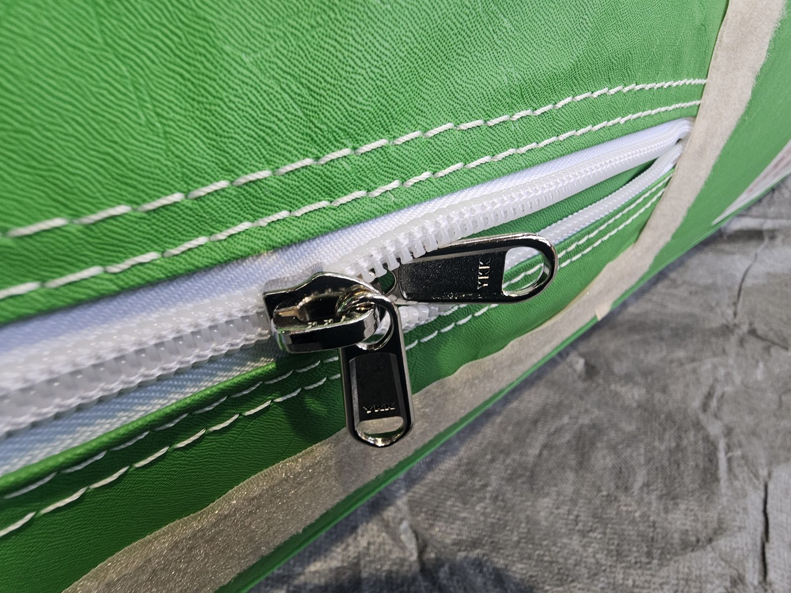 Fermeture ZIP d’une structure gonflable verte, avec son curseur
