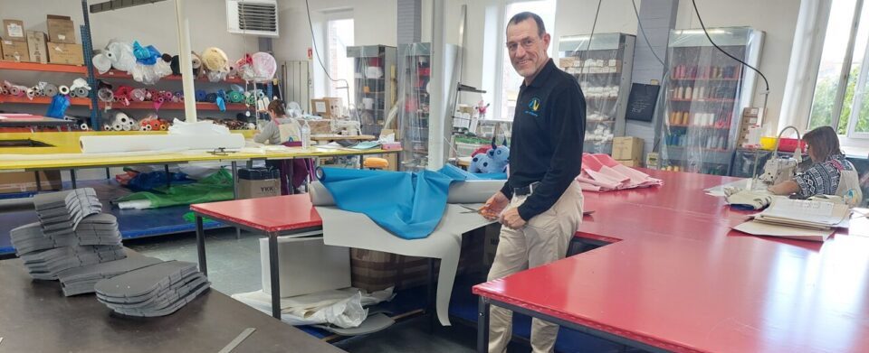 Atelier d’Air et Volume : découpe et assemblage de toiles autour d’une grande table